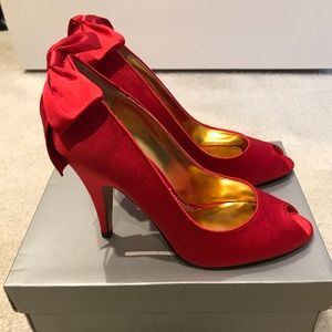 Pretty red satin with beautiful heel/bow detail